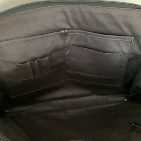 Fossil Brown Leather Messenger Bag with Vintage Aesthetic - Picture 12 of 15